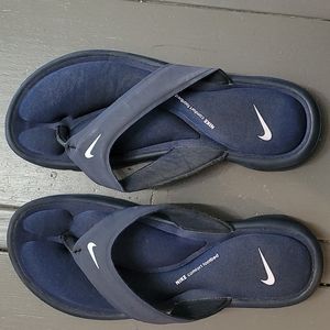 Women's Nike flip flops